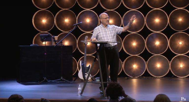 القس حنا مسعد يلقي محاضرة بعنوان "النمو من خلال التسامح" في كنيسة بول آن المعمدانية في سان أنجيلو، تكساس. (لقطة شاشة)